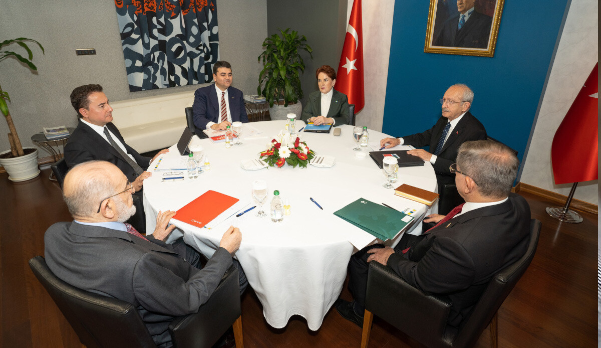 İYİ Parti'den olay olacak CHP iddiası: Dört partiye 54 vekil teklif edildi İYİ Parti'den olay olacak CHP iddiası: Dört partiye 54 vekil teklif edildi