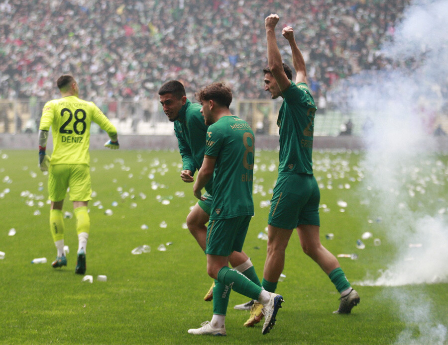 Bursaspor - Amedspor maçında kavga çıktı! Süleyman Soylu soruşturma açıldığını duyurdu