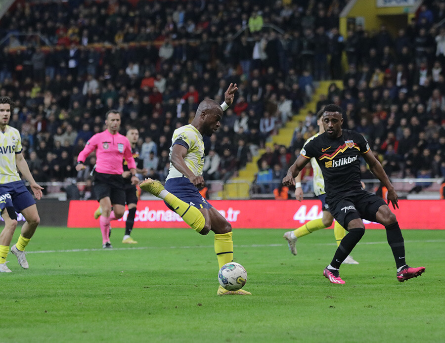 Süper Lig'de korkutan anlar! Kayserispor - Fenerbahçe maçında sakatlanan Lionel Carole hastaneye kaldırıldı