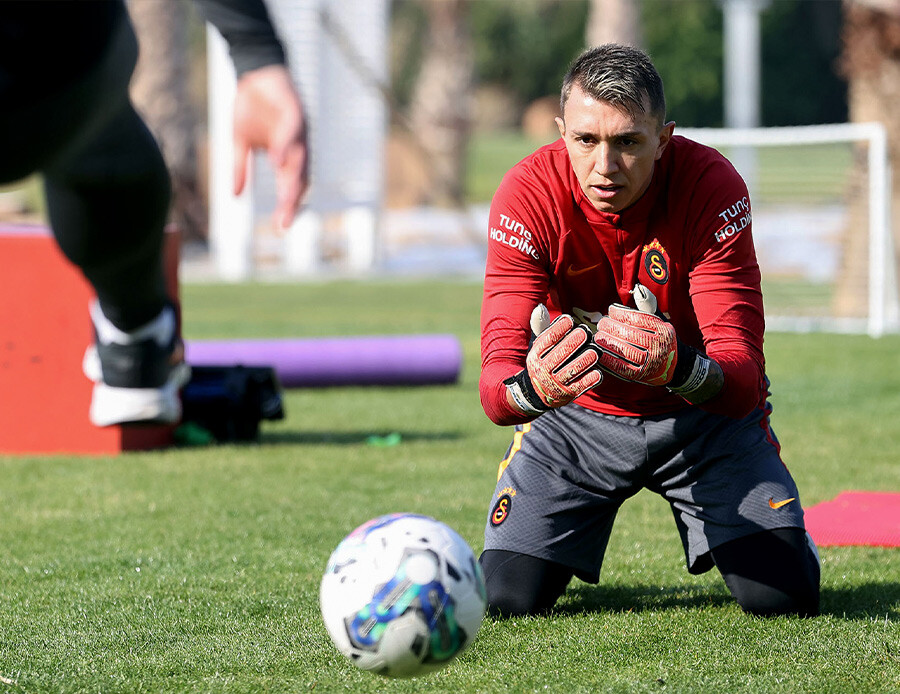 Muslera Kasımpaşa maçında oynayacak mı? Uruguaylı kalecinin son durumu belli oldu Muslera Kasımpaşa maçında oynayacak mı? Uruguaylı kalecinin son durumu belli oldu