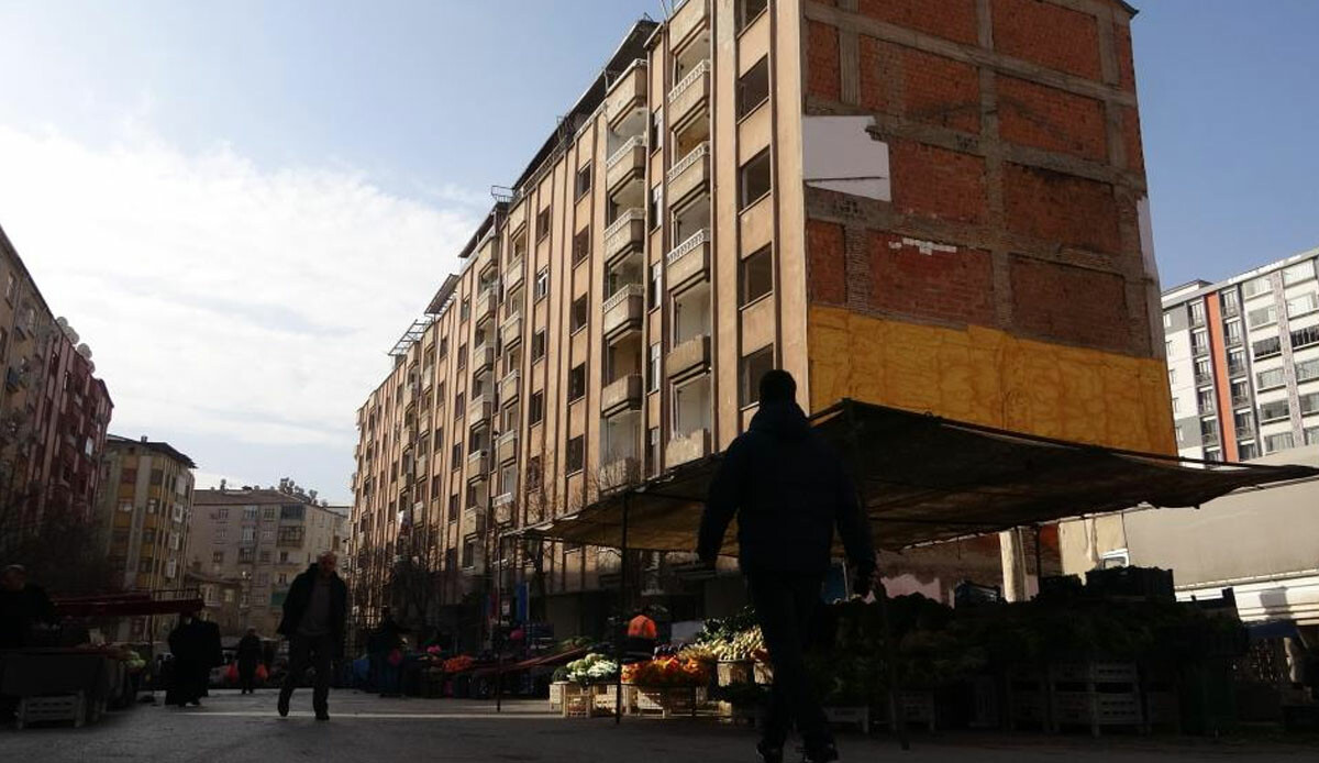 Semt pazarı değil ‘can’ pazarı!  Ağır hasarlı binalar arasında kuruluyor, binlerce kişi akın ediyor