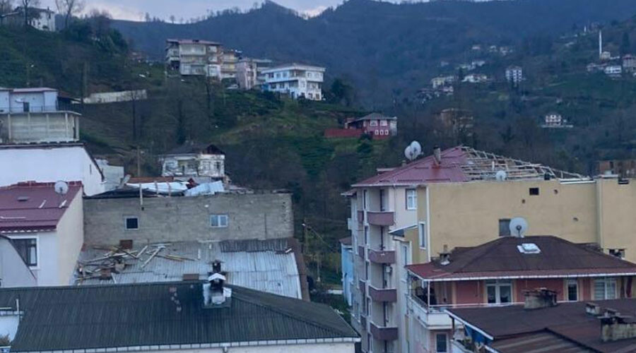 Rize’yi fırtına vurdu: Çatılar uçtu, otoyol kısmen trafiğe kapandı