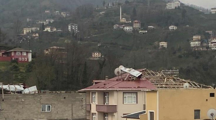 Rize’yi fırtına vurdu: Çatılar uçtu, otoyol kısmen trafiğe kapandı