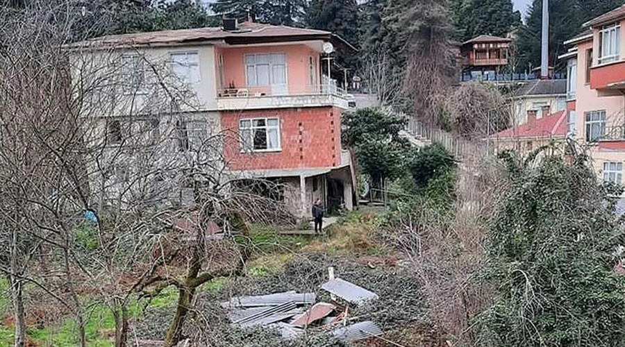 Rize’yi fırtına vurdu: Çatılar uçtu, otoyol kısmen trafiğe kapandı