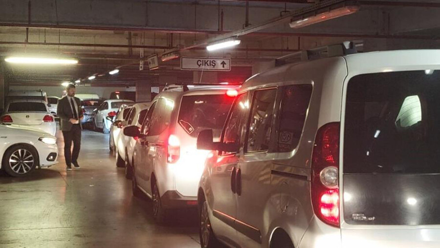 AVM otoparkındaki araçlar mahsur kaldı: Egzoz gazına maruz olan vatandaşlar korna çalarak yardım istedi
