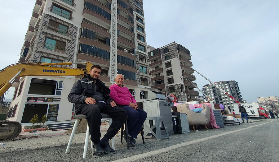 Depremden sadece 10 dakika önce başladı... 6 günlük bebek, anne babasının hayatını kurtardı
