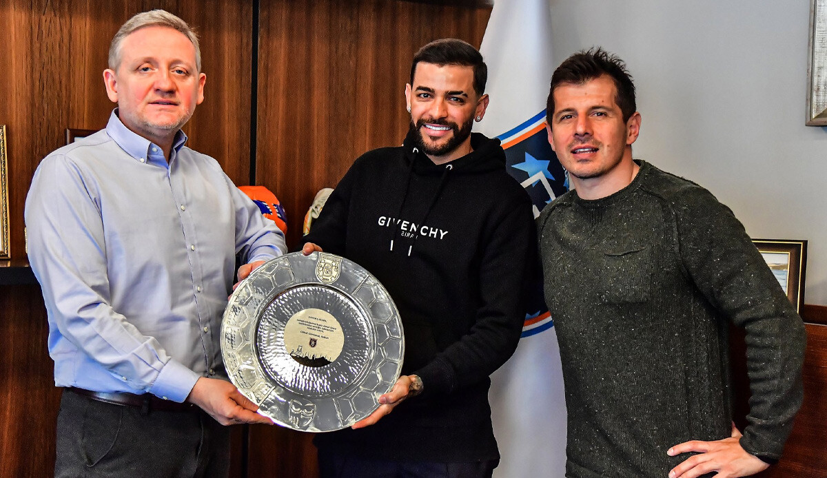 Süper Lig&#039;de şaşırtan ayrılık! Emre Belözoğlu plaketle uğurladı
