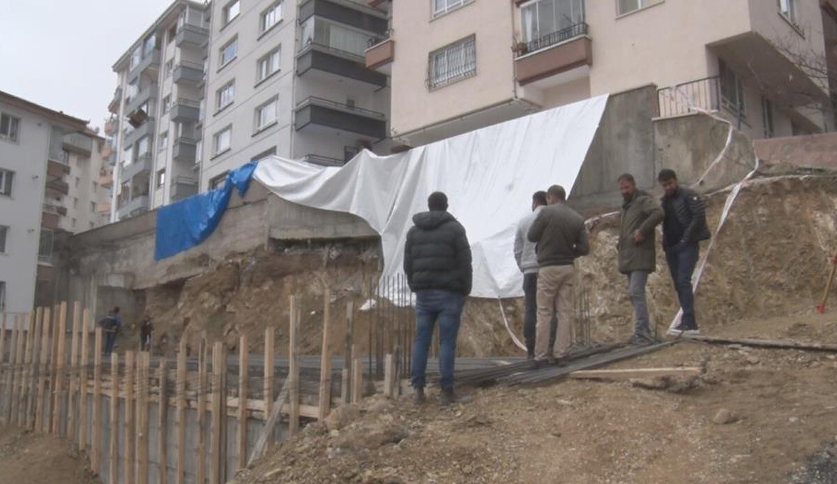 Başkentte istinat duvarı çöken bina ile ilgili korkutan iddialar: Yeni bir göçük oluştu, branda ile kapatıldı