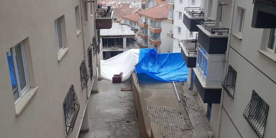 Başkentte istinat duvarı çöken bina ile ilgili korkutan iddialar: Yeni bir göçük oluştu, branda ile kapatıldı Başkentte istinat duvarı çöken bina ile ilgili korkutan iddialar: Yeni bir göçük oluştu, branda ile kapatıldı
