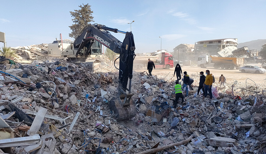 Enkazda 'milyonluk' arayış: Deprem tüm birikimlerini yerle bir etti