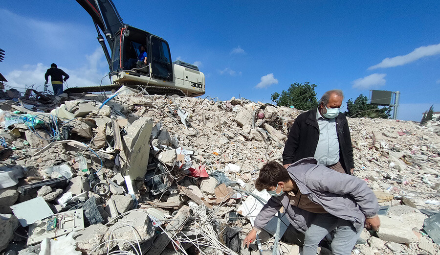 Enkazda 'milyonluk' arayış: Deprem tüm birikimlerini yerle bir etti