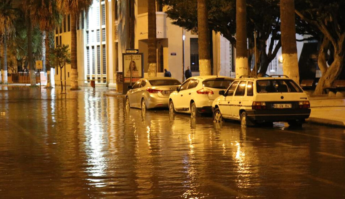 Hatay İskenderun&#039;da deniz suyu taştı, sokaklar göle döndü