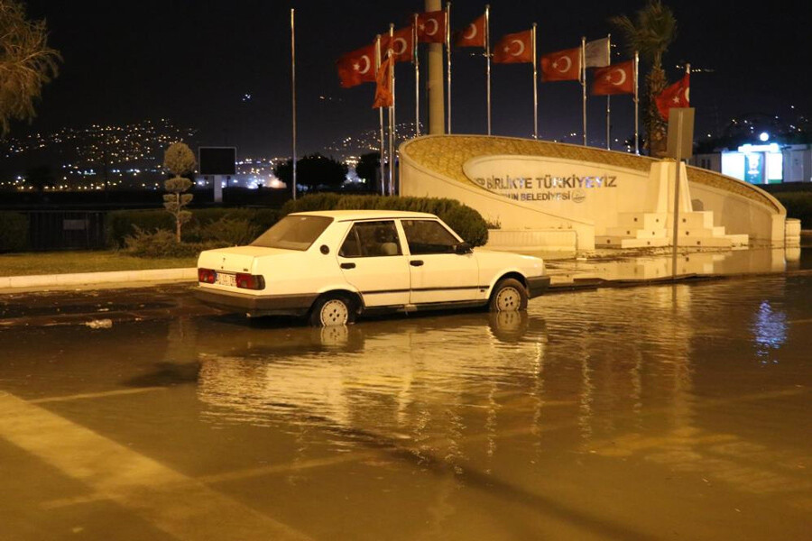 Hatay İskenderun'da deniz suyu taştı, sokaklar göle döndü