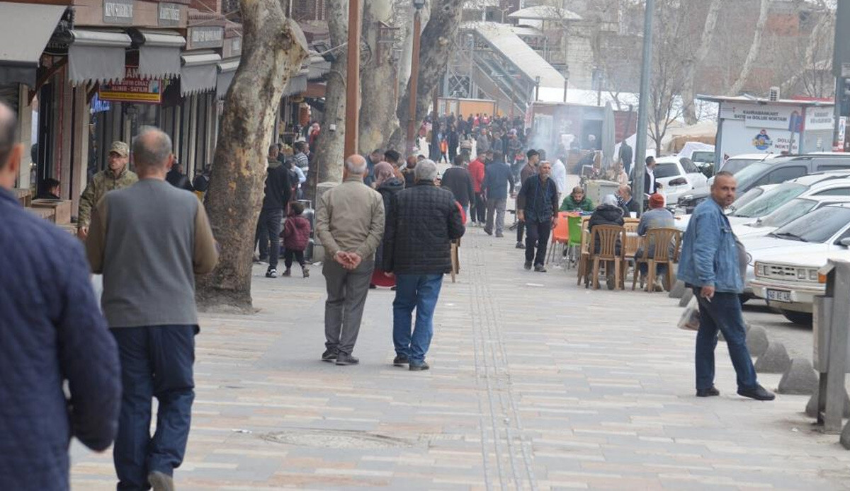 Türkiye yaralarını sarmaya çalışıyor: Depremzede esnaf kepenkleri açtı