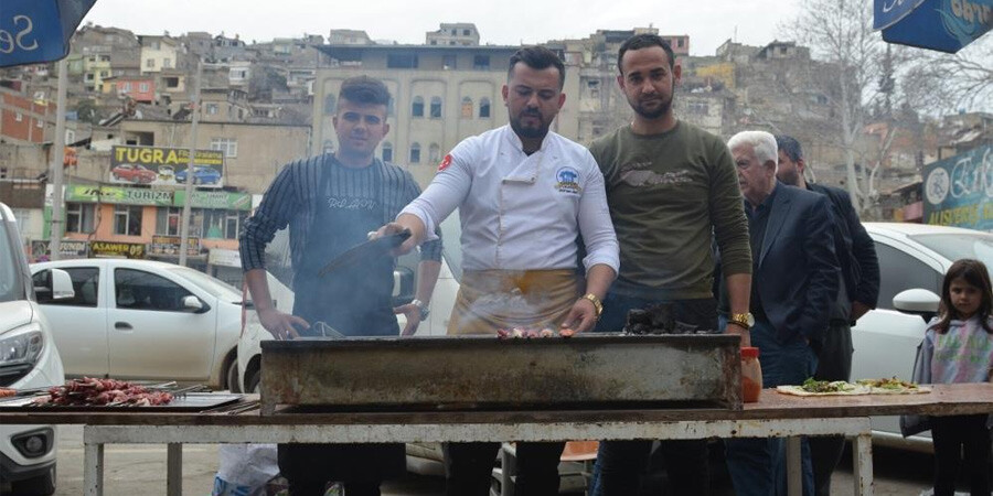 Türkiye yaralarını sarmaya çalışıyor: Depremzede esnaf kepenkleri açtı