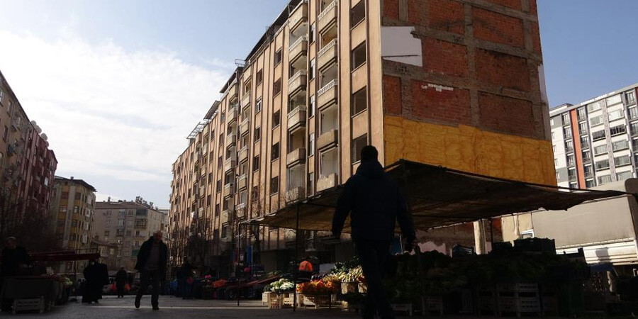 Faciaya davetiye: Ağır hasarlı binalar arasında semt pazarı