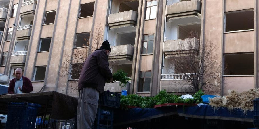 Faciaya davetiye: Ağır hasarlı binalar arasında semt pazarı