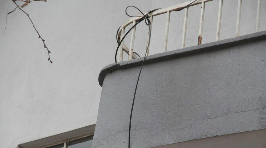 Depremin merkezinde inanılmaz kurtuluş: İnternet kablosu ile hayata tutundular