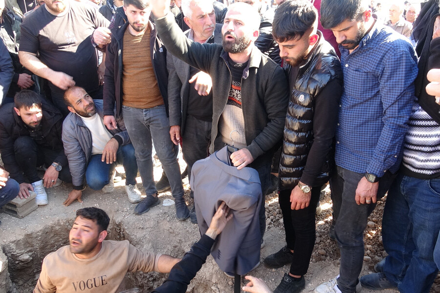 AFAD gönüllüsü olarak gittiği Hatay'da 2 can kurtardı, patlamaya yenik düştü AFAD gönüllüsü olarak gittiği Hatay'da 2 can kurtardı, patlamaya yenik düştü