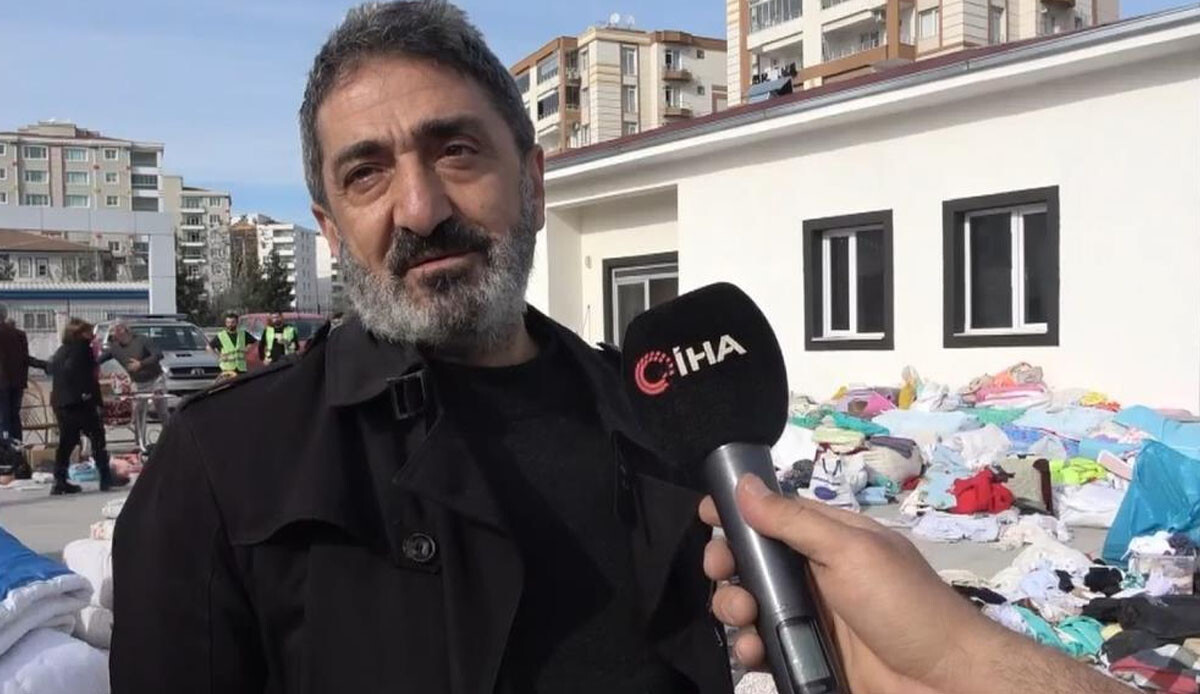 İki evladını depremde kaybeden acılı baba, enkazdan çıkan eşyaları ile teselli arıyor