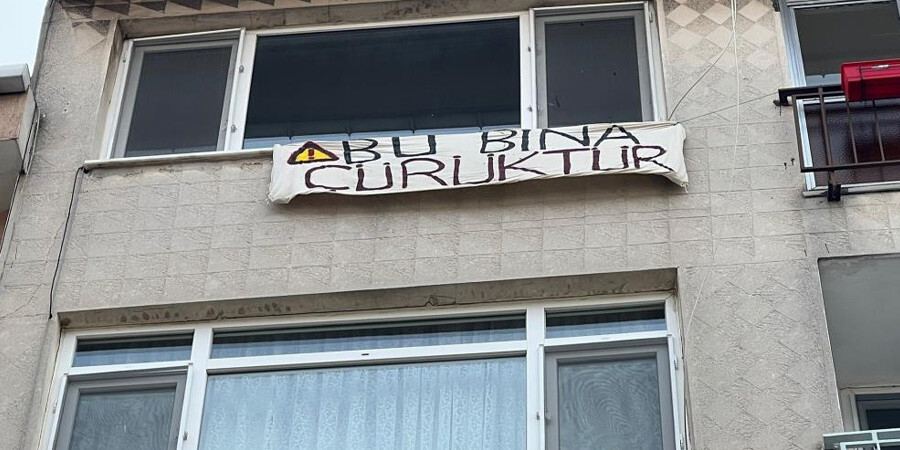 Görenler dönüp bir daha baktı! Eski kiracı vatandaşları pankartla uyardı: Bu bina çürüktür