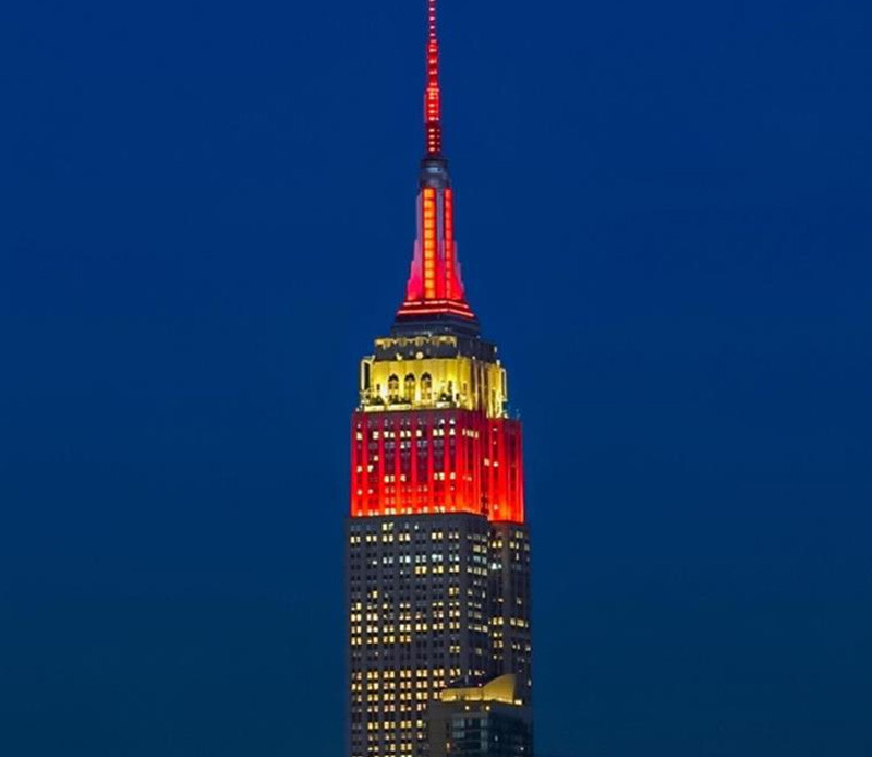 Empire State depremzedeler için ışıklandırıldı: Kırmızı-beyaz renklere büründü Empire State depremzedeler için ışıklandırıldı: Kırmızı-beyaz renklere büründü