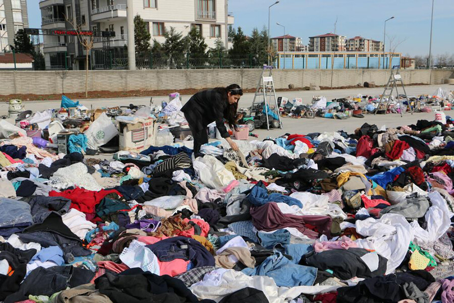 İki evladını depremde kaybeden acılı baba, enkazdan çıkan eşyaları ile teselli arıyor