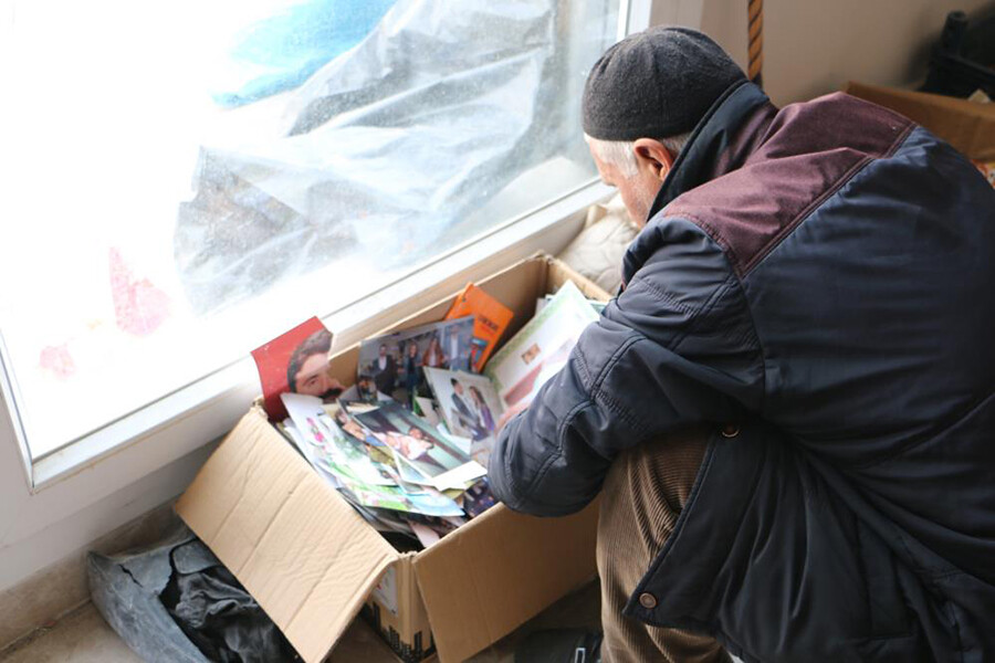 İki evladını depremde kaybeden acılı baba, enkazdan çıkan eşyaları ile teselli arıyor