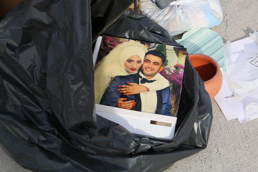 İki evladını depremde kaybeden acılı baba, enkazdan çıkan eşyaları ile teselli arıyor