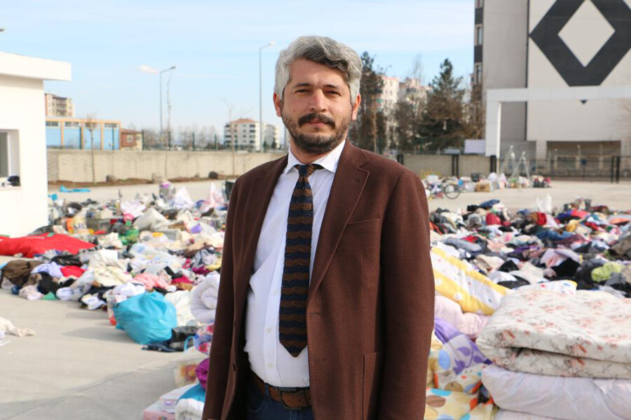 İki evladını depremde kaybeden acılı baba, enkazdan çıkan eşyaları ile teselli arıyor