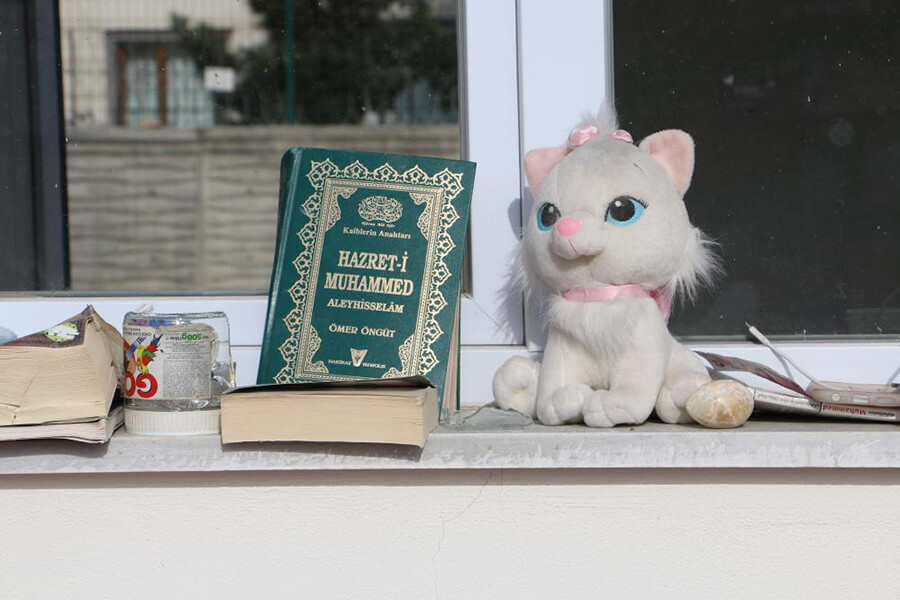 İki evladını depremde kaybeden acılı baba, enkazdan çıkan eşyaları ile teselli arıyor