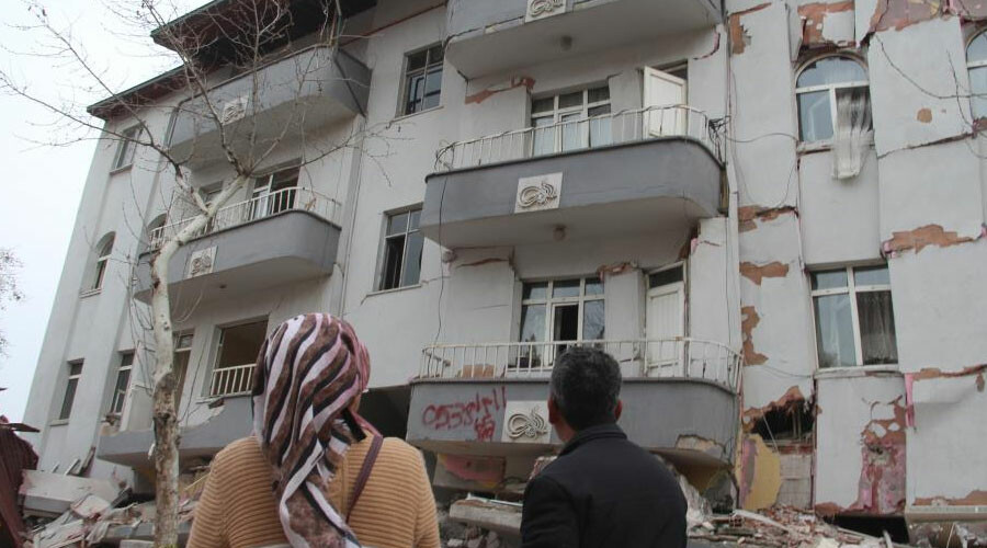 Depremin merkezinde inanılmaz kurtuluş: İnternet kablosu ile hayata tutundular