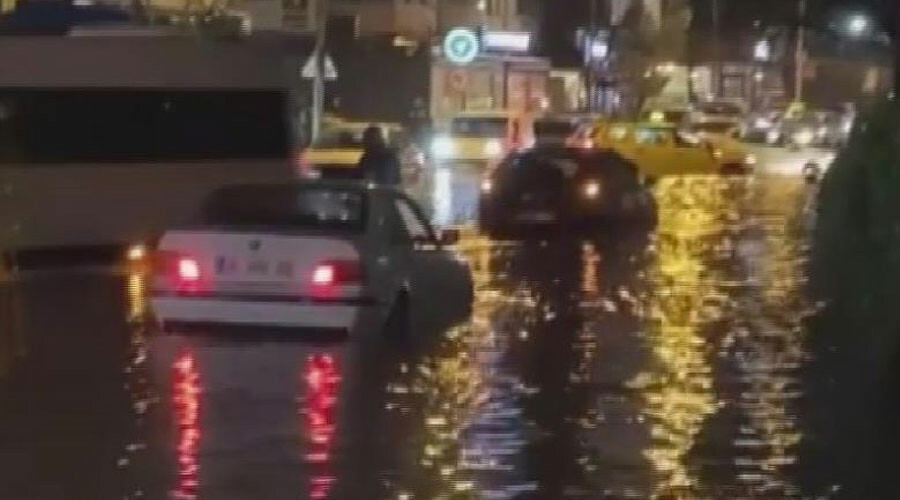 İzmir’i sağanak vurdu: Hayat felç oldu, araçlar yolda kaldı