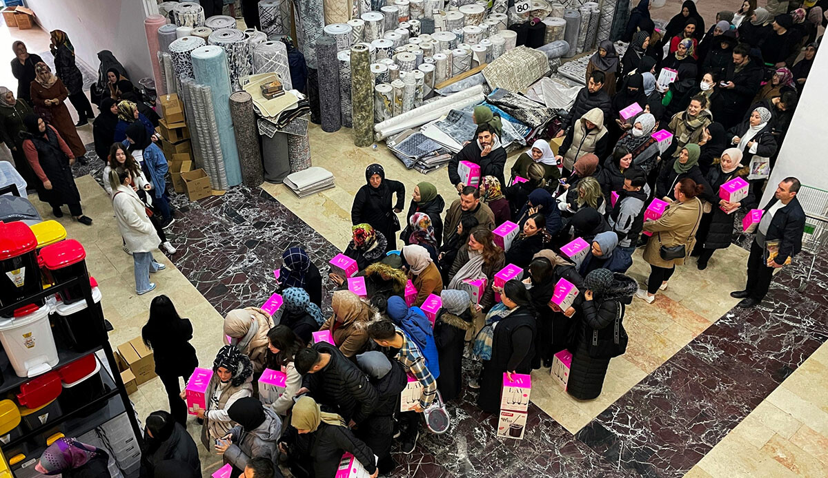 Raflar saniyesine boşaldı! Sakarya’da indirim izdihama neden oldu: Fiyatı duyan koştu