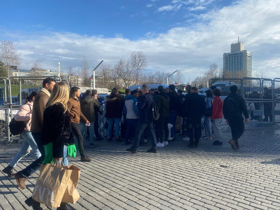 Üst seviye güvenlik önemleri alındı, Taksim Meydanı kapatıldı Üst seviye güvenlik önemleri alındı, Taksim Meydanı kapatıldı