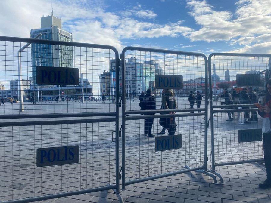 Üst seviye güvenlik önemleri alındı, Taksim Meydanı kapatıldı Üst seviye güvenlik önemleri alındı, Taksim Meydanı kapatıldı