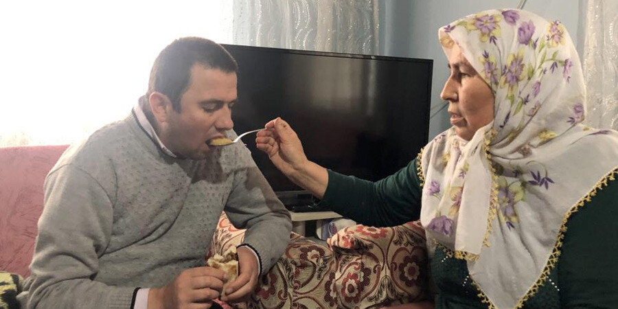 Fedakar anne ömrünü engelli 3 çocuğu, hasta eşi, görümcesi ve kayınvalidesine adadı Fedakar anne ömrünü engelli 3 çocuğu, hasta eşi, görümcesi ve kayınvalidesine adadı