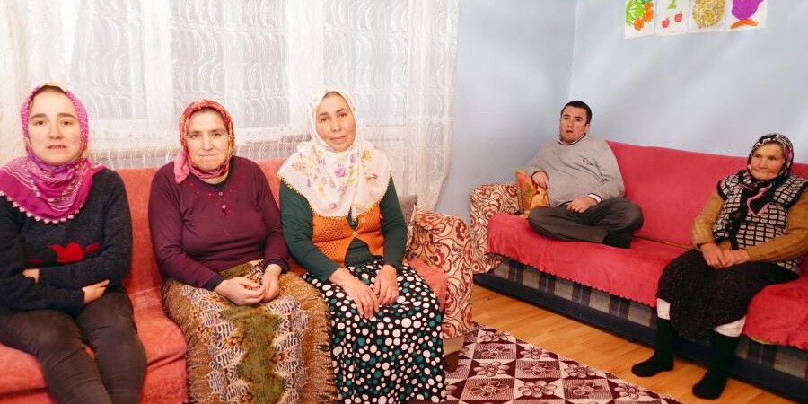 Fedakar anne ömrünü engelli 3 çocuğu, hasta eşi, görümcesi ve kayınvalidesine adadı Fedakar anne ömrünü engelli 3 çocuğu, hasta eşi, görümcesi ve kayınvalidesine adadı