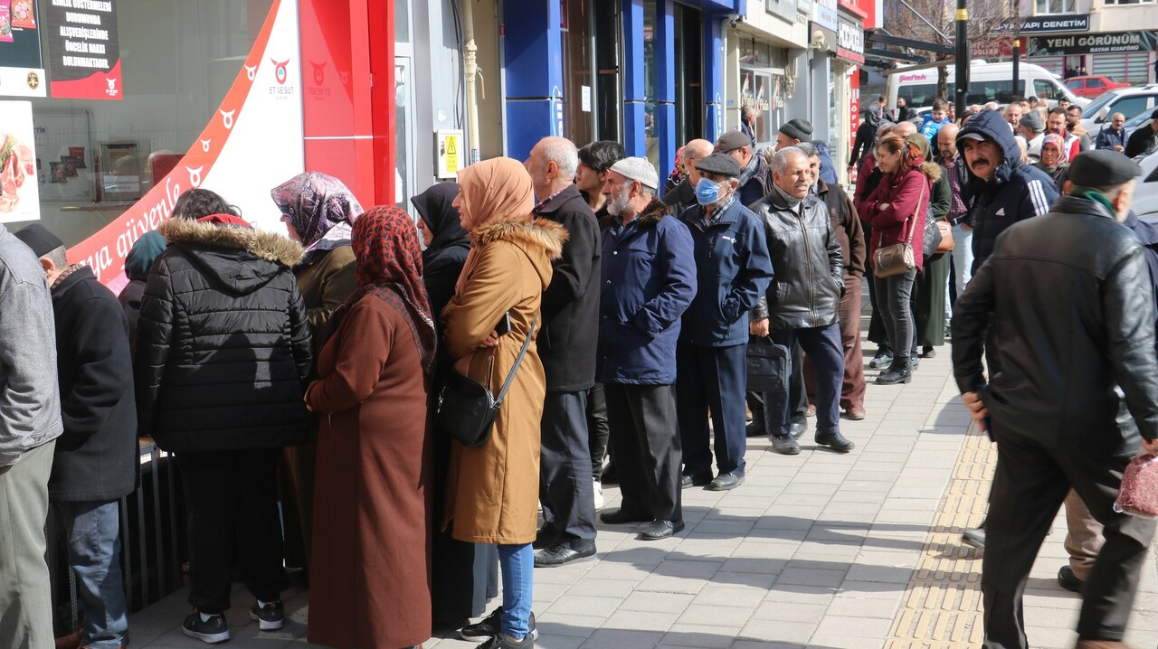 Sivas'ta ucuz et kuyruğu: Fiyatlar piyasaya göre yarı yarıya Sivas'ta ucuz et kuyruğu: Fiyatlar piyasaya göre yarı yarıya