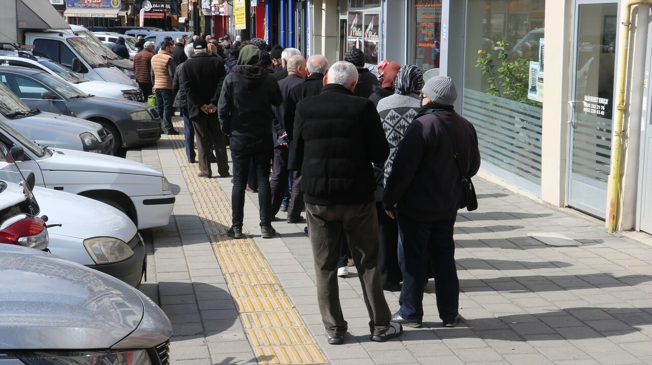 Sivas'ta ucuz et kuyruğu: Fiyatlar piyasaya göre yarı yarıya Sivas'ta ucuz et kuyruğu: Fiyatlar piyasaya göre yarı yarıya