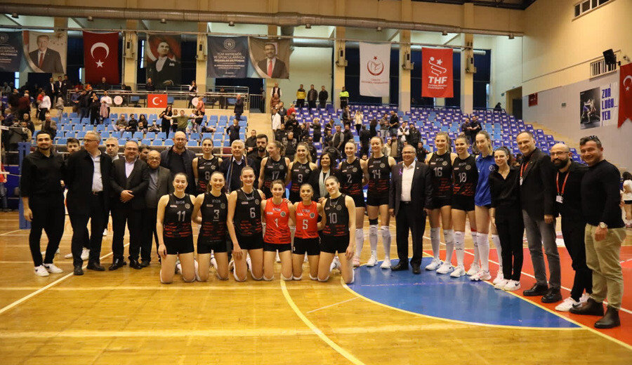 Kupa Voley'de dörtlü final heyecanı! Vakıfbank, Galatasaray'a set vermedi Kupa Voley'de dörtlü final heyecanı! Vakıfbank, Galatasaray'a set vermedi