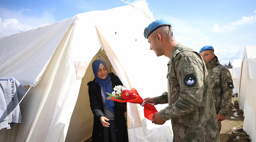 Çadır kentte 8 Mart kutlaması: Mehmetçik depremzede kadınları unutmadı Çadır kentte 8 Mart kutlaması: Mehmetçik depremzede kadınları unutmadı