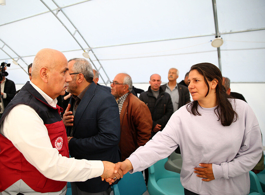 Tarım Bakanı Vahit Kirişçi Hatay'da depreme yakalandı