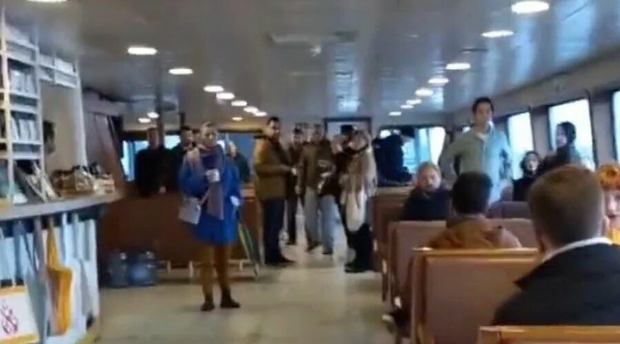 Kadıköy-Beşiktaş vapurunda sokak köpeği krizi: Kaptan seferi iptal etti Kadıköy-Beşiktaş vapurunda sokak köpeği krizi: Kaptan seferi iptal etti