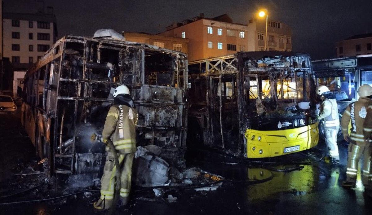 Tuzla'da yangın çıktı, 3 halk otobüsü alev alev yandı Tuzla'da yangın çıktı, 3 halk otobüsü alev alev yandı