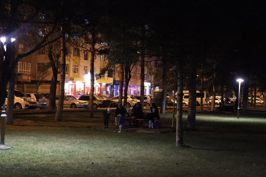 Peş peşe gelen depremlerin ardından Kayserililer geceyi parklarda geçiriyor