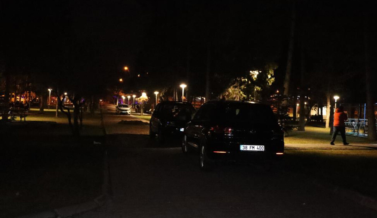 Peş peşe gelen depremlerin ardından Kayserililer geceyi parklarda geçiriyor Peş peşe gelen depremlerin ardından Kayserililer geceyi parklarda geçiriyor