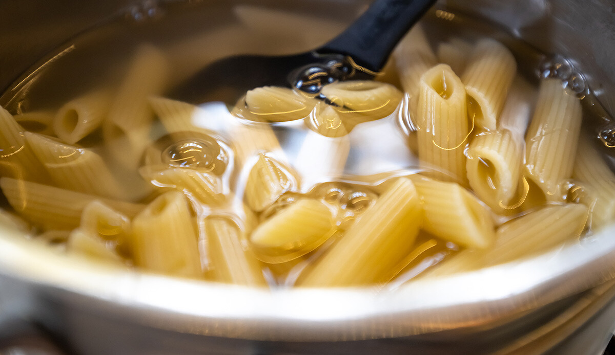 Makarna pişirirken dikkat: Tuzu yanlış zamanda atmak sizi hasta edebilir