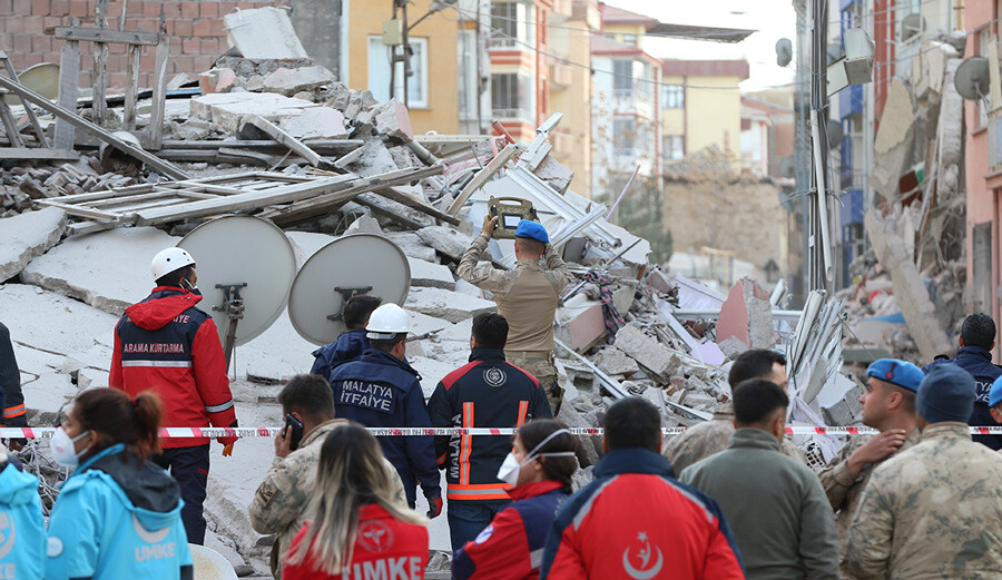 Son dakika haberi: Malatya'da 5 katlı ağır hasarlı bina çöktü Son dakika haberi: Malatya'da 5 katlı ağır hasarlı bina çöktü