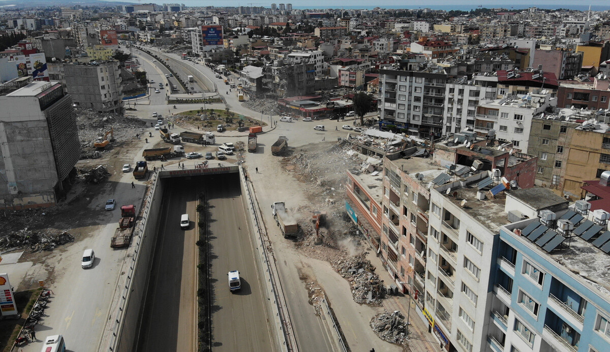 Depremzedelerden adaylık tartışmalarına tepki: Biz can derdindeyiz onlar aday Depremzedelerden adaylık tartışmalarına tepki: Biz can derdindeyiz onlar aday